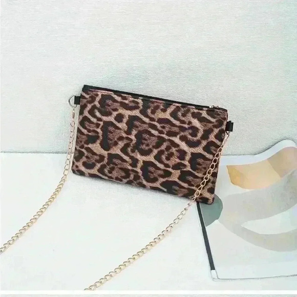 Bohemian Shoulder Bag with Leopard Print and Chain Strap - Picture 4 of 5
